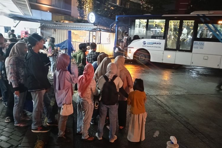 fasilitas halte, Transjabodetabek, transportasi publik, Penumpang Transjabodetabek Kepanasan Kehujanan, Fasilitas Jadi Kendala