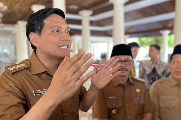 Lucky Hakim ke Jepang, lucky hakim liburan ke jepang, lucky hakim ke jepang, lucky hakim bupati mana, kenapa lucky hakim langgara aturan menteri, lucky hakim belum dikenakan sanksi, kronologi liburan lucky hakim, lucky hakim jepang, Buntut Liburan Bupati Lucky Hakim ke Jepang Tanpa Izin, Belum Dikenakan Sanksi, Kronologi liburan Bupati Lucky Hakim ke Jepang, Tidak izin ke gubernur dan menteri, Bupati Lucky Hakim kanggar UU Kemendagri, Bupati Lucky Hakim minta maaf, Lucky Hakim diperiksa Inspektorat Jenderal Kemedagri, Belum ada sanksi tegas untuk Lucky Hakim