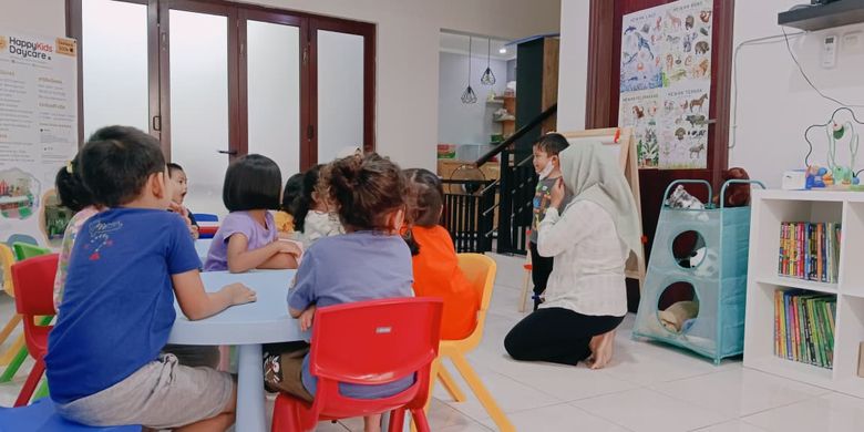 anak rewel, tempat penitipan anak, daycare di depok, daycare anak, daycare depok, cara agar anak tidak rewel saat ditinggal kerja, anak rewel di daycare, persiapan anak masuk daycare, cegah anak rewel, 4 Persiapan untuk Mencegah Anak Rewel saat Dititipkan ke Daycare, 1. Ajak mengenali lingkungan daycare, 2. Kenalan dengan para “Miss” dan anak lainnya, 3. Terapkan rutinitas daycare di rumah, 4. Mainkan permainan yang sama di rumah