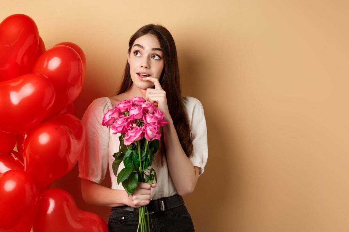 secret admirer, Secret Admirer: Arti dan Tanda Seseorang Diam-Diam Suka Kamu, Apa Itu Secret Admirer?, Ciri-Ciri Secret Admirer, Kenapa Seseorang Jadi Secret Admirer?, Tanda Kamu Punya Secret Admirer, Risiko Jadi Secret Admirer