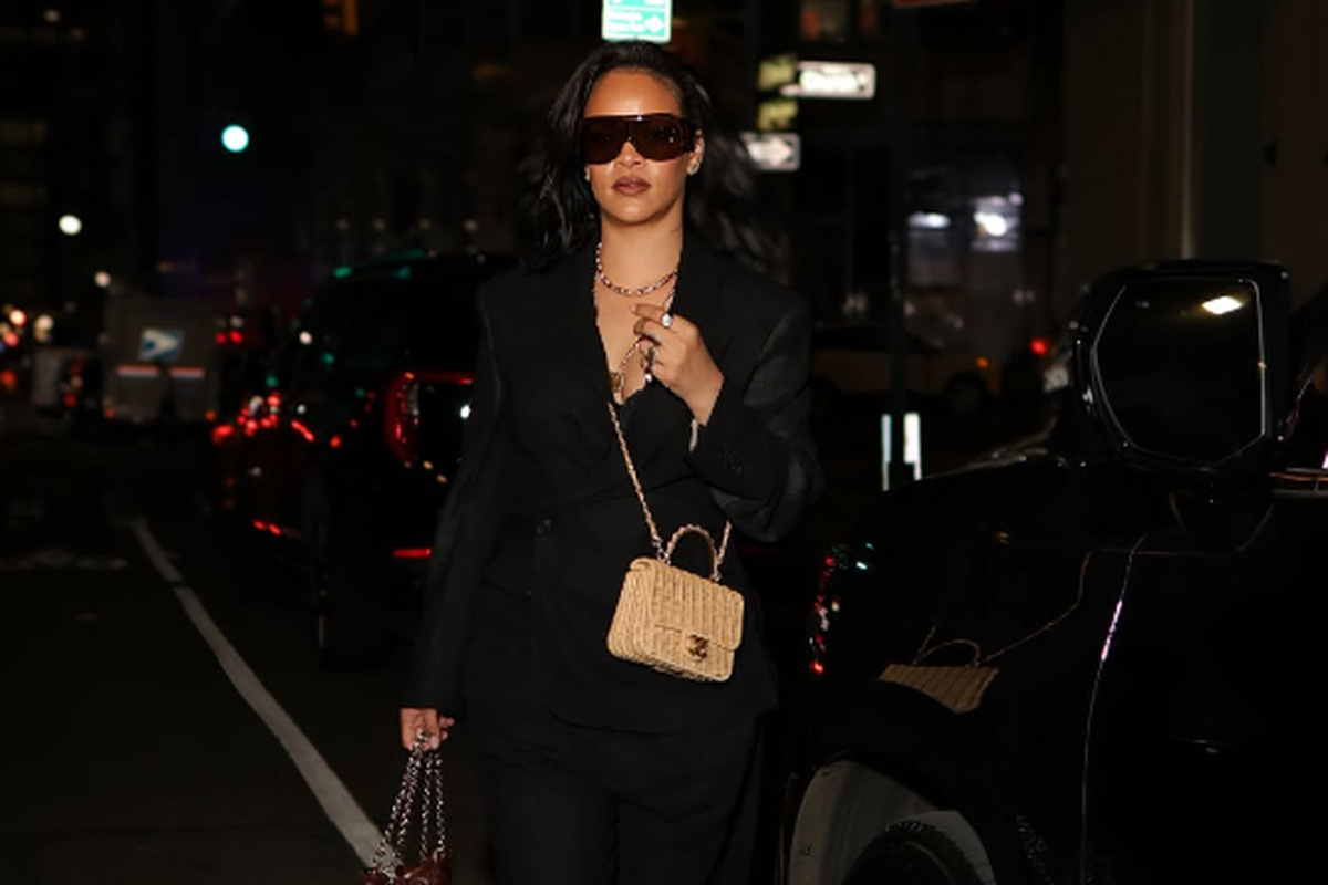 Rihanna, Rihanna Bawa Dua Tas Mewah Sekaligus saat Mother’s Day, Harganya Jadi Sorotan, Rihanna membawa dua tas sekaligus, Gaya “cool mom” Rihanna jadi sorotan, Dipadukan dengan aksesori favoritnya, Tren tas ganda disebut kembali muncul