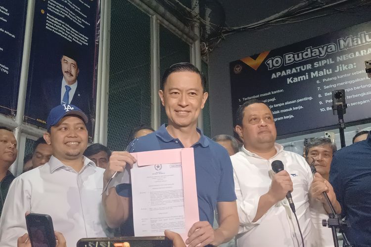 Tom Lembong, Anies Baswedan, Rutan Cipinang, Kejagung, tom lembong bebas, tom lembong abolisi, Senyum Tom Lembong Setelah Bebas dari Rutan Cipinang, Dapat Abolisi di Awal Bulan Kemerdekaan, Pernyataan Resmi Tom Lembong setelah Bebas, Keppres Abolisi Tom Lembong Diserahkan Langsung ke Kejagung, DPR dan Menkumham Beri Penjelasan Terkait Pemberian Abolisi, Latar Belakang Kasus Korupsi yang Menyeret Tom Lembong