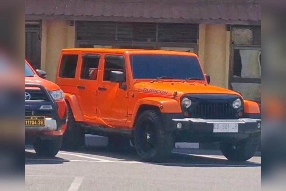 Makassar, Rubicon, Pelat Palsu, AKP Ramli, Rubicon oranye Makassar, pelat palsu Rubicon, mobil mewah polisi Makassar, pelat gantung, mobil bodong Makassar, mobil polisi viral Makassar, Viral Rubicon Oranye Berpelat Palsu di Makassar, AKP Ramli: Saya Lupa Lepas Pelat dari Kampung, Mobil Mewah Milik Perwira Polisi, Pengakuan AKP Ramli: Lupa Lepas Pelat Gantung, Bantah Mobil Bodong, Diperiksa Propam dan Sampaikan Permintaan Maaf, Profil Singkat AKP Ramli