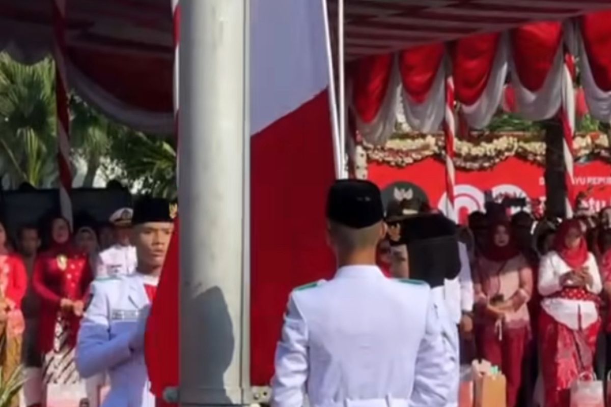 paskibraka, bendera terbalik, eri cahyadi, upacara hut ri, HUT ke-80 RI, Tenang Hadapi Bendera Terbalik, Paskibraka Surabaya Tuai Pujian