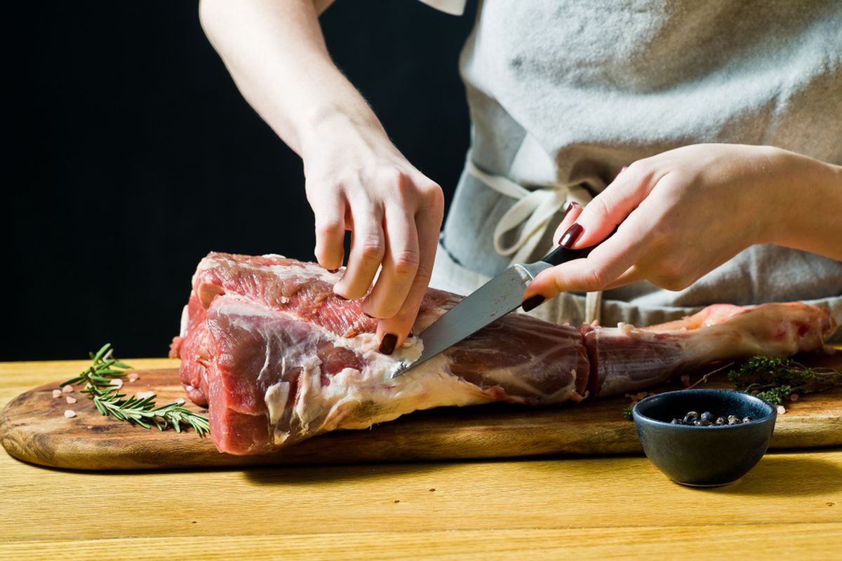 daging kambing, menghilangkan bau prengus daging kambing, Kenapa Daging Kambing Bau Prengus? Ini Penjelasan Ahli