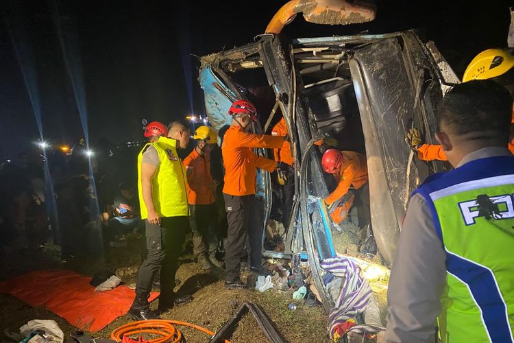 kecelakaan bus Zentrum, kecelakaan bus Zentrum di tol Pejagan, Brebes, [POPULER NUSARAYA] Ponpes Al Falah Ploso Lebaran 20 Maret 2026 | Kronologi Kecelakaan Bus Zentrum di Tol Pejagan-Pemalang, 1. Ponpes Al Falah Ploso Kediri tetapkan lebaran 20 Maret 2026, 2. Kronologi kecelakaan bus Zentrum di tol Pejagan-Pemalang, 3. Truk sumbu tiga jadi biang kerok kemacetan di Gilimanuk, 4. Update promo Superindo, 5. Identitas kecelakaan bus Zentrum di Brebes