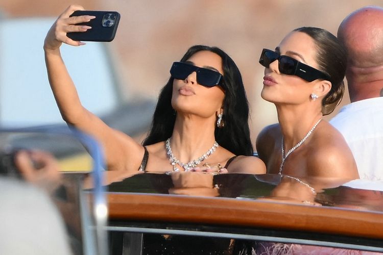 stres, khloe kardashian, cara mengatasi stres, cara mengelola stres, cara khloe kardashian mengelola stres, khloe kardashian olahraga, 6 Cara Khloe Kardashian Mengatasi Stres, Tak Hanya untuk Fisik, 1. Olahraga tak hanya untuk tubuh, tapi juga pikiran, 2. Jadikan kebugaran sebagai gaya hidup harian, 3. Memberi waktu pada diri sendiri, 4. Merawat kesehatan mental lewat me time, 5. Dikelilingi orang-orang positif, 6. Fokus pada rasa, bukan angka di timbangan