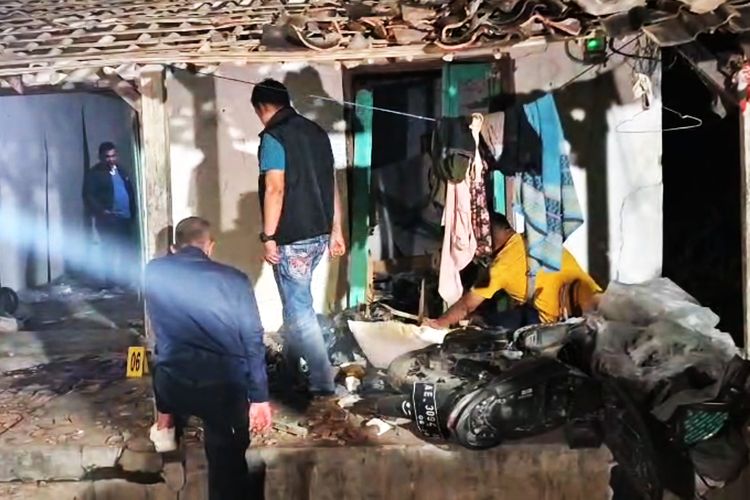 bahan peledak, Ponorogo, Fakta Ledakan Mercon di Ponorogo, Tim Gegana Temukan 5 Kg Bahan Peledak di Rumah Minten, Temuan Bahan Peledak Low Explosive, Daya Ledak Dahsyat hingga 5 Kilogram, Kesaksian Warga, Rumah Korban Jadi 'Markas' Mercon, Update Korban dan Olah TKP