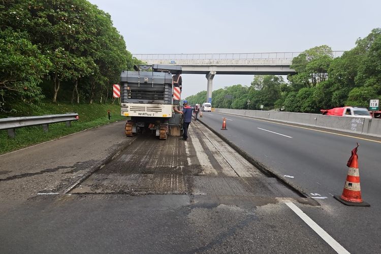 perbaikan jalan, kemacetan, defensive driving, Kemacetan, etika berkendara, Etika Mengemudi Saat Melewati Jalan yang Diperbaiki