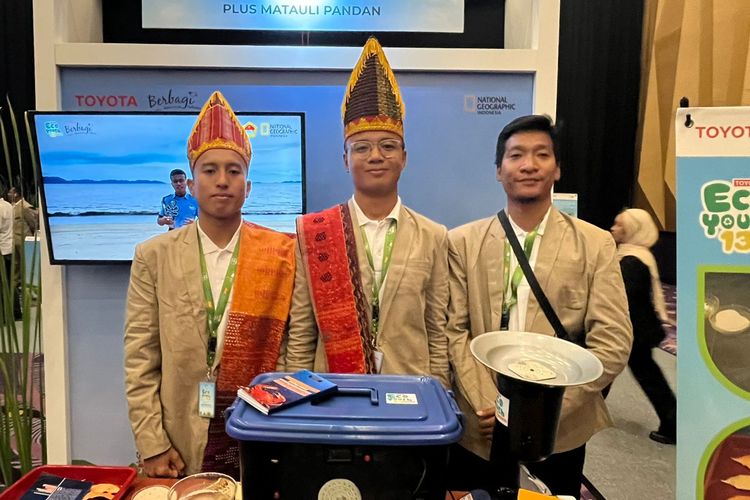 Toyota Eco Youth, Energi ramah lingkungan, inovasi siswa SMA, limbah cangkang kepiting, Inovasi Energi Ramah Lingkungan dari Limbah Kepiting, Inovasi Cerdas Meraih Penghargaan, Permasalahan Energi di Kalangan Nelayan, Proses Pengolahan Limbah Menjadi Energi, Dampak Positif dari Inovasi