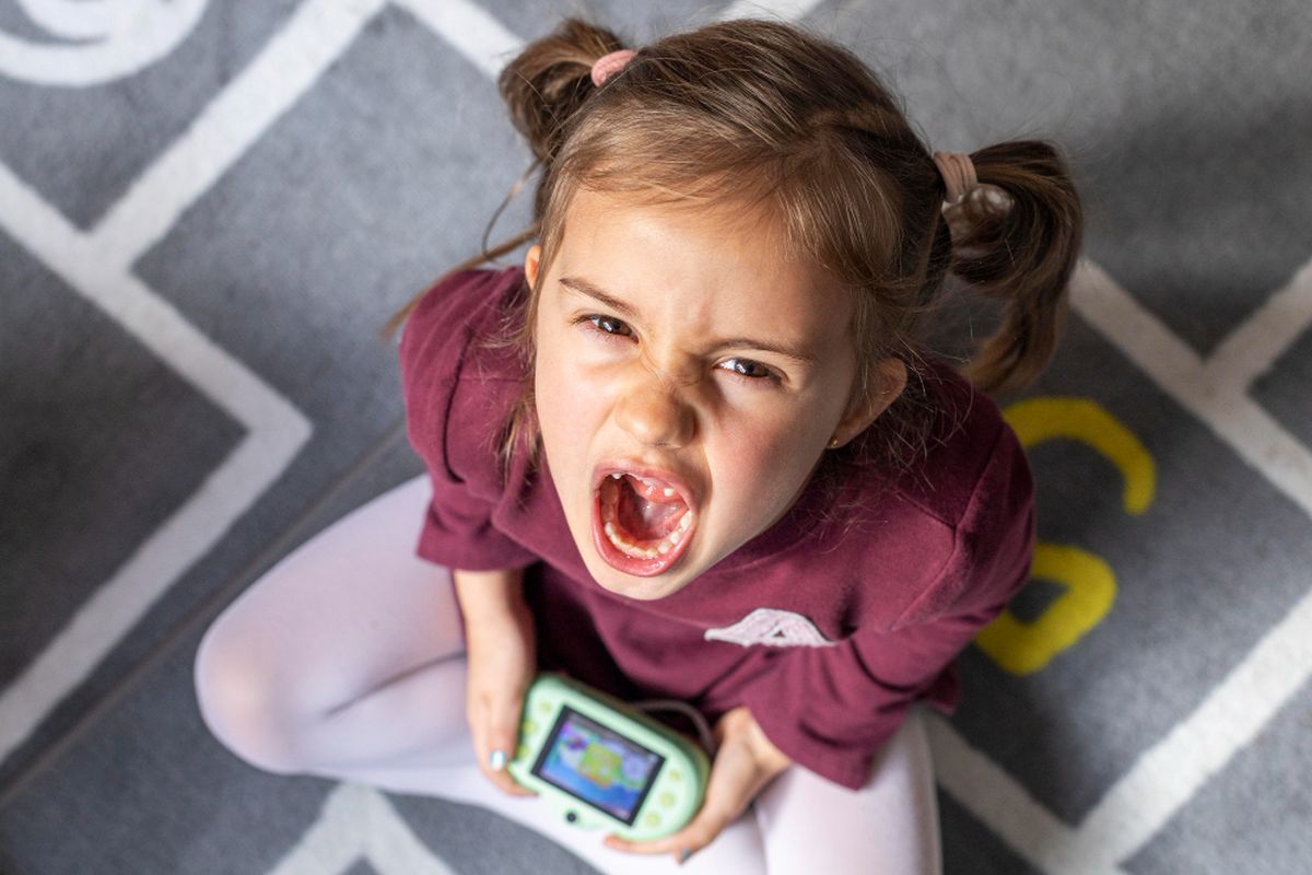 board game, screen time, Board Game, anak tantrum, Mesty Ariotedjo, anak main gadget, anak tantrum lepas dari gadget, cara melepas anak dari gadget, melepas anak dari gadget, Anak Tantrum Saat Lepas dari Gadget? Coba Metode Reset Week