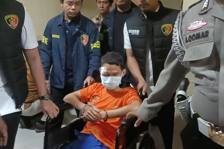 Cilegon, Kronologi dan Motif Pembunuhan Anak Politikus PKS di Cilegon, Terlilit utang, tersangka beraksi di tiga lokasi, Bersembunyi di kolong mobil, Masuk dengan mencongkel jendela, Terjadi perlawanan, Penyelidikan hingga penangkapan, Motif ekonomi dan tekanan biaya pengobatan