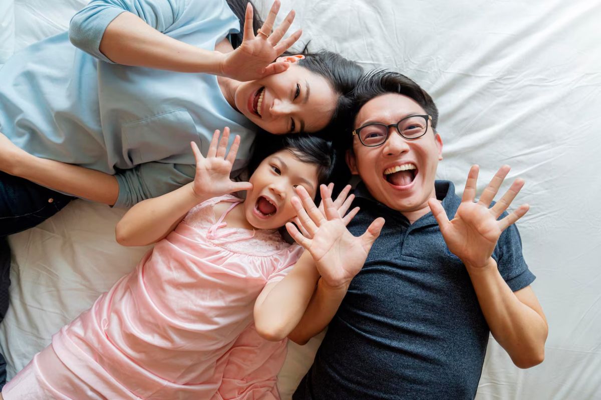 Tips bangun keluarga inti, keluarga bahagia, keluarga harmonis, tips bangun keluarga inti, tips bangun keluarga mandiri, tips bangun keluarga sehat, tips bangun keluarga harmonis, Pasangan Muda Perlu Bangun Kemandirian, Lepas dari Keluarga Besar, 1. Jika memungkinkan, tinggal mandiri setelah menikah, 2. Sepakati batas sehat dengan keluarga besar, 3. Utamakan komunikasi pasangan, 4. Diskusikan aturan dan nilai bersama pasangan, 5. Kelola konflik dengan dewasa dan mandiri, 6. Bangun pola asuh anak yang konsisten, 7. Terus belajar dan terbuka menerima peran baru
