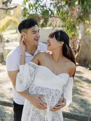 Tyler Bigenho, 7 Style Maternity Shoot Aurelie Moeremans, Serba Putih dan Romantis dengan Suami, 1. Kenakan gaun renda putih, 2. Potongan off-shoulder, 3. Riasan wajah natural "pregnancy glow", 4. Tatanan rambut dengan poni ikonis, 5. Aksesori minimalis untuk kesan timeless, 6. Kekompakan busana bersama Tyler Bigenho, 7. Kehangatan cahaya "golden hour"