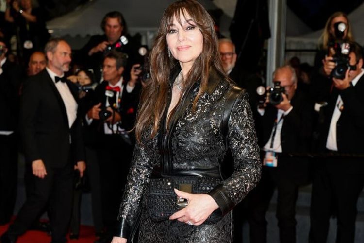 Monica Bellucci, Cannes, Fendi, Monica Bellucci Tampil dengan Gaun Fendi Hitam di Premiere Film Cannes 2026, Monica Bellucci tampil beda dengan Fendi, Siluet panjang buat tampil lebih elegan, Penampilan Monica Bellucci disebut penuh “quiet confidence”, Film baru Monica Bellucci tayang di Cannes