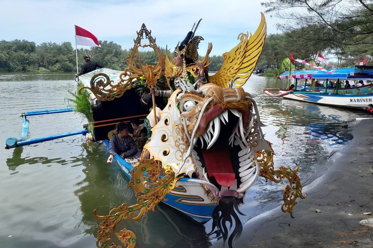 yogyakarta, Kulon Progo, Pantai Glagah, Perahu hias, Gelagah Lagoon Festival, Wisata Pantai Glagah Kulon Progo, Ada Atraksi Kapal Hias Nyi Roro Kidul