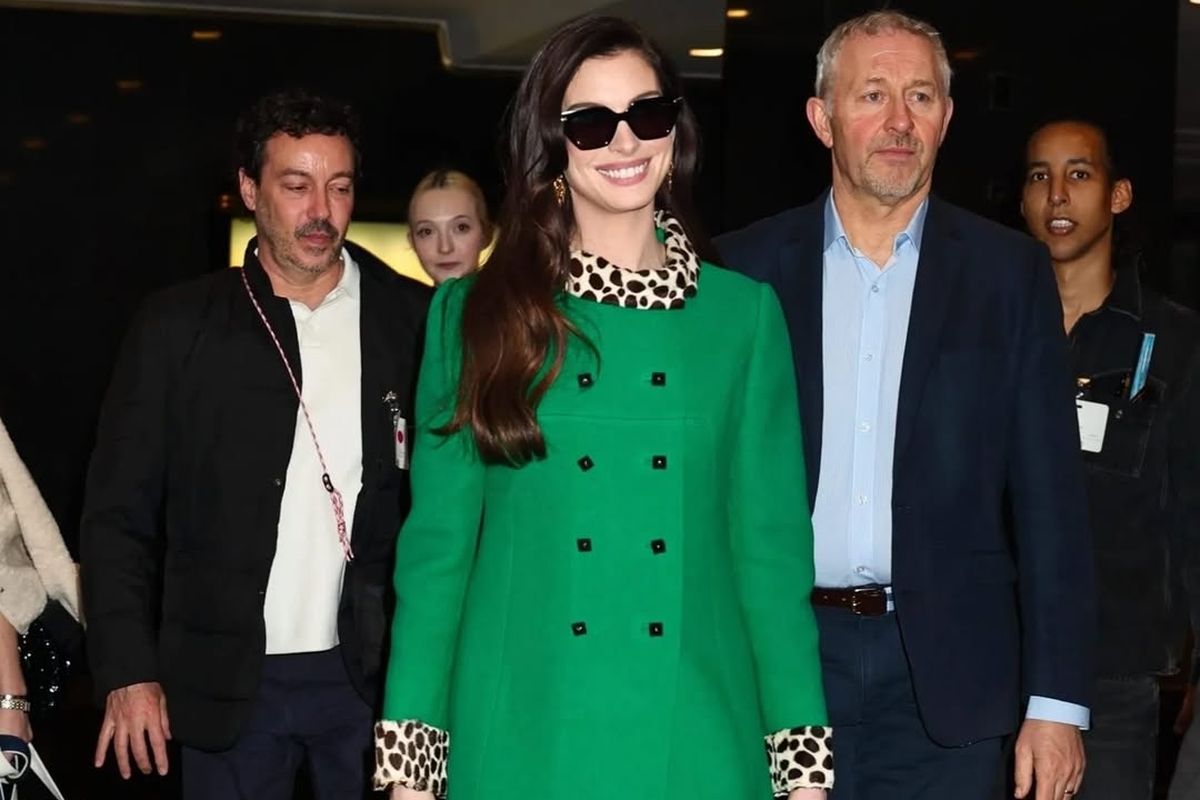 The Devil Wears Prada, fashion, Anne Hathaway Pakai Lagi Mantel Ikonik The Devil Wears Prada, Nostalgia 20 Tahun