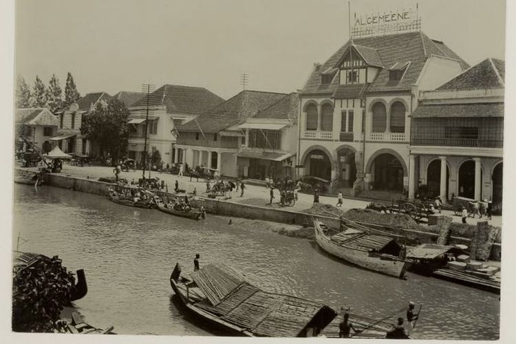 Surabaya, sejarah gedung grahadi surabaya, Grahadi Surabaya, Grahadi, sejarah gedung grahadi, Melihat Gedung Grahadi di Masa Lalu, Rumah Kebun Pejabat Belanda di Tepi Kalimas, Dibangun Sejak 1795 dengan Biaya 14.000 Ringgit, Saksi Pertemuan Soekarno dan Jenderal Hawtorn, Istana Kecil bagi Para Presiden RI, Arsitektur Tuinhuis dan Oud Hollandstijl, Dari Pinggiran Kota Jadi Pusat Pemerintahan