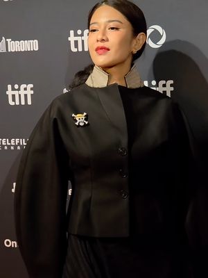 Dian Sastro, One Piece, tiff 2025, toronto international film festival 2025, outfot dian sastro one piece, 6 Outfit Dian Sastro di TIFF 2025, Pakai Pin One Piece, 1. Setelan hitam, 2. Aksesori pin Jolly Roger One Piece, 3. Kerah kontras, 4. Kacamata dan tas, 5. Makeup, 6. Aksen playful dengan ekspresi ceria