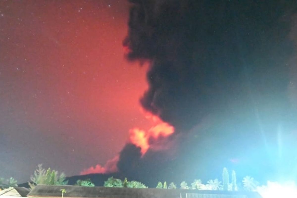 lewotobi erupsi, Gunung Lewotobi Laki Laki erupsi, gunung lewotobi laki laki meletus, Gunung Lewotobi Meletus, Wisatawan Diimbau Update Info dari Sumber Resmi