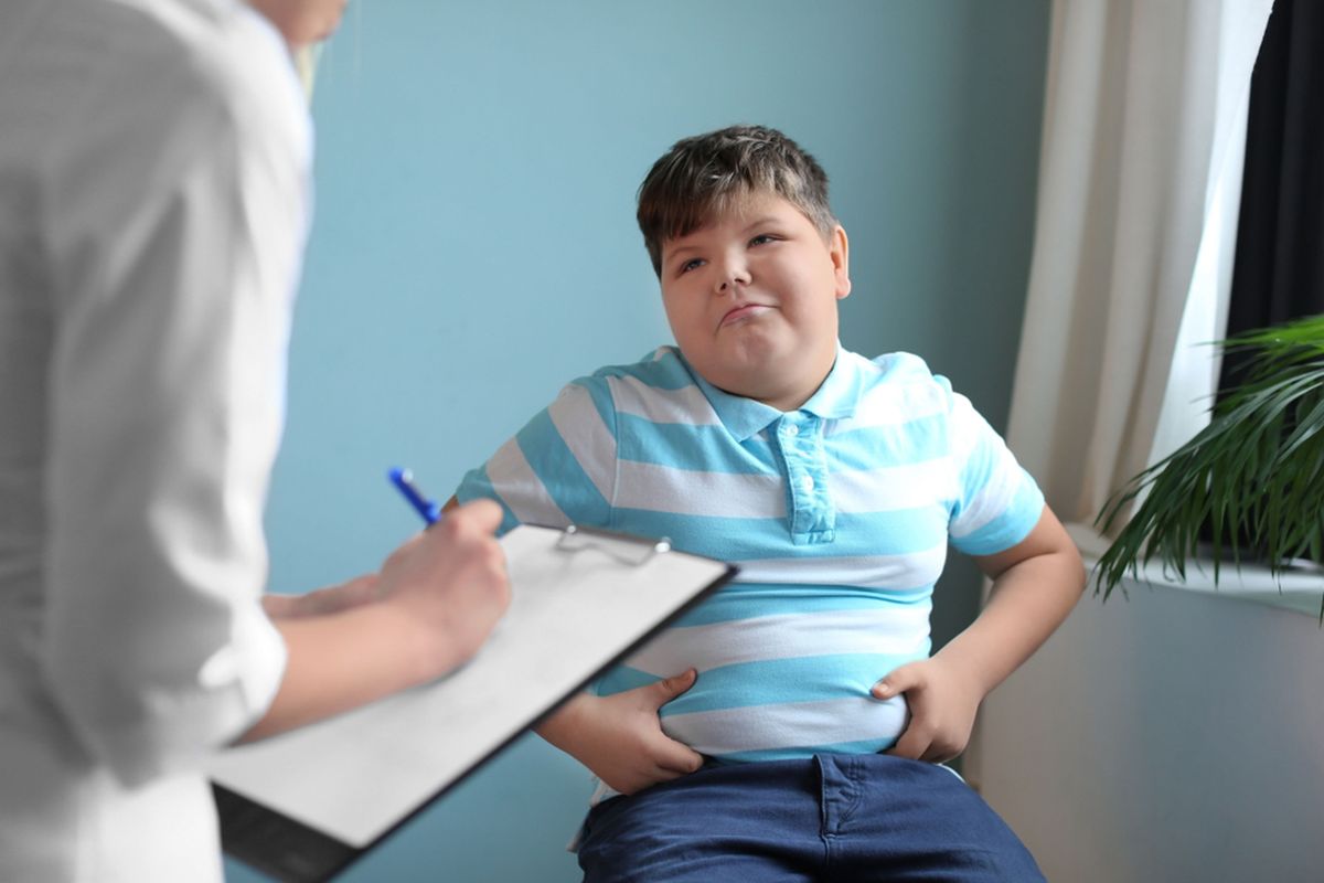 Bukan Diet Ketat, Ini Cara Bertahap Atasi Obesitas pada Anak, Batasi konsumsi susu dan pilih jenis yang tepat,  ilustrasi camilan sebelum tidur untuk menurunkan tekanan darah., Ganti camilan manis dengan buah, Kurangi frekuensi makan secara bertahap, Pentingnya aktivitas fisik rutin