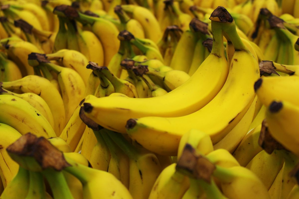 cara simpan pisang agar awet, trik simpan buah pisang, pisang matang tahan lama, penyimpanan pisang anti hitam, 6 Cara Simpan Pisang agar Tidak Cepat Menghitam, Tahan 7 Hari, 1. Gantung Pisang agar Tidak Mudah Memar, 2. Jauhkan dari Sinar Matahari, 3. Tutup Ujung Pisang dengan Tisu, 4. Masukkan ke Dalam Wadah Tertutup, 5. Simpan di Kulkas, 6. Bekukan Jika Ingin Disimpan Lebih Lama