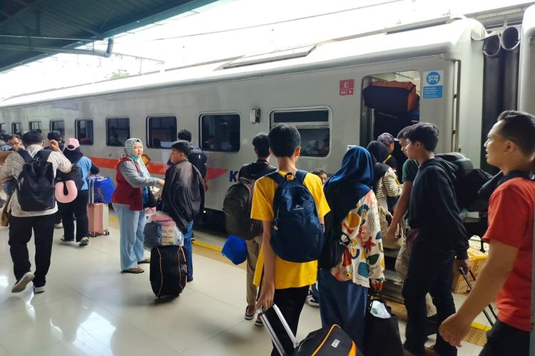 Arus Balik Natal, libur Natal dan Tahun Baru 2026, Arus mudik Natal 2025, natal dan tahun baru 2026, libur nataru 2026, Prediksi Puncak Arus Mudik Natal pada 24 Desember, Arus Balik 2 Januari