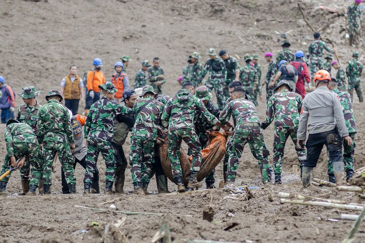 Cisarua, Tiga Jasad Korban Longsor Cisarua Ditemukan Berpelukan, Diduga Satu Keluarga