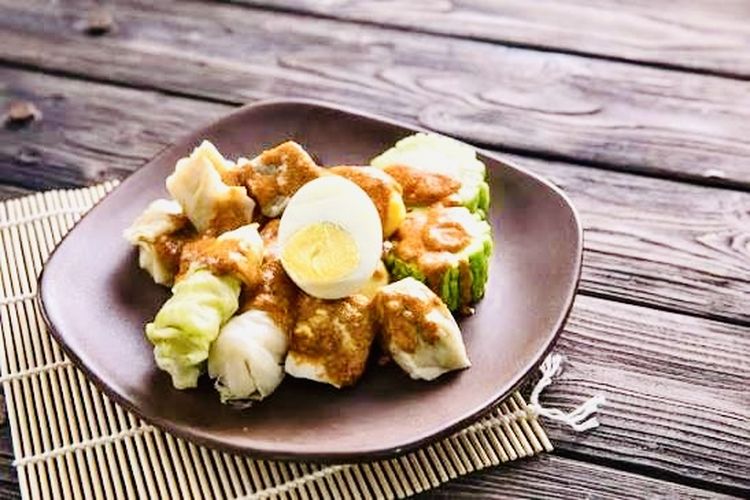 kuliner Indonesia, 10 Makanan Terlezat di Indonesia Versi TasteAtlas, Ada di Sekitar Kita, 1. Pempek (Palembang), 2. Bubur ayam, 3. Rendang (Padang), 4. Sate ayam, 5. Soto betawi, 6. Siomay, 7. Gado-gado, 8. Nasi goreng, 9. Rawon (Jawa Timur), 10. Bakso
