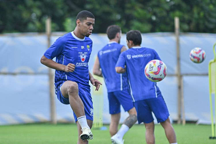 Persib, Bojan Hodak, Liga 1 2025-2026, Patricio Matricardi, Piala Presiden 2025, Persib Bandung, Berita Foto, BERITA FOTO: Potret Pemain Baru Persib di Latihan Perdana Pramusim