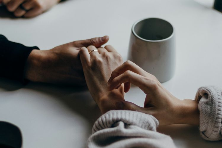 pacaran dengan laki-laki lebih muda, Olla Ramlan, pacaran dengan pria lebih muda, pacaran dengan pria yang lebih muda, laki-laki lebih muda, pacaran dengan laki laki yang lebih muda, pria lebih muda, Pacaran dengan Pria Lebih Muda seperti Olla Ramlan, Ini Plus dan Minusnya