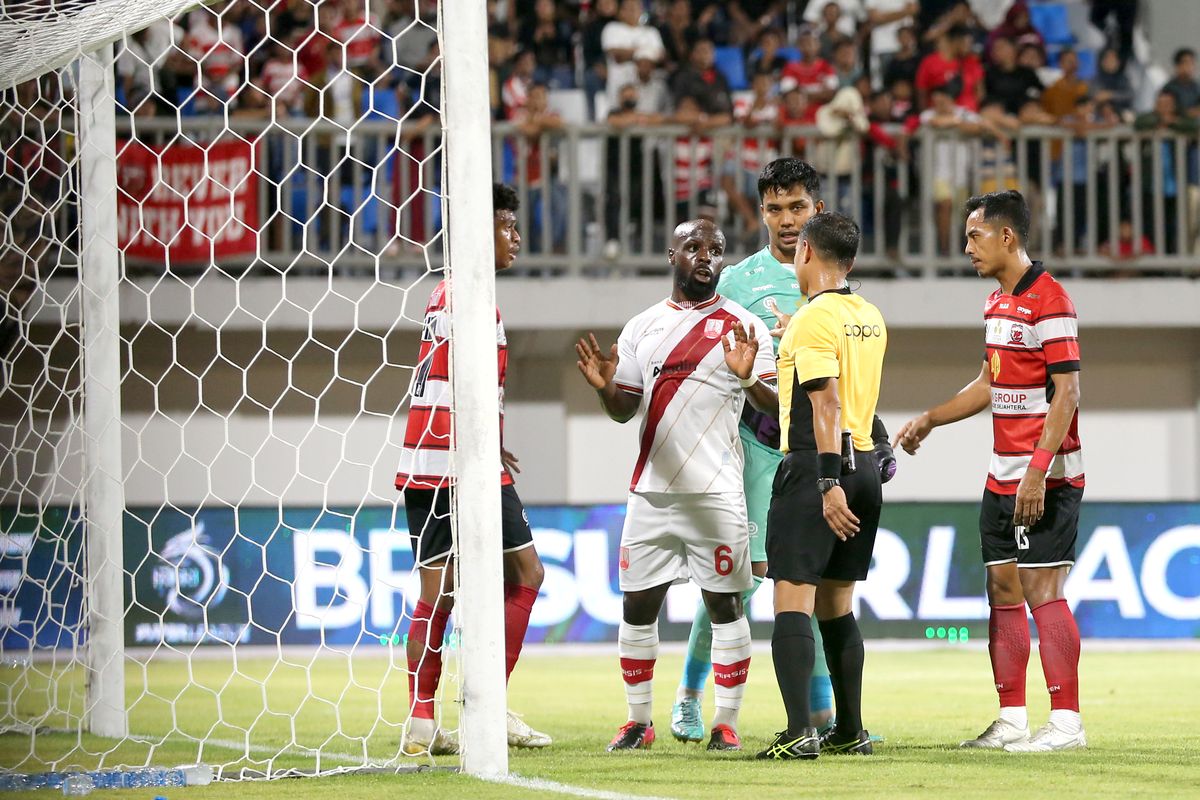 Persis, FIFA, Irlandia, Peter de Roo, Super League 2025-2026, Pelatih Peter de Roo Bicara Soal Skorsing Fuad Sule dari Eropa
