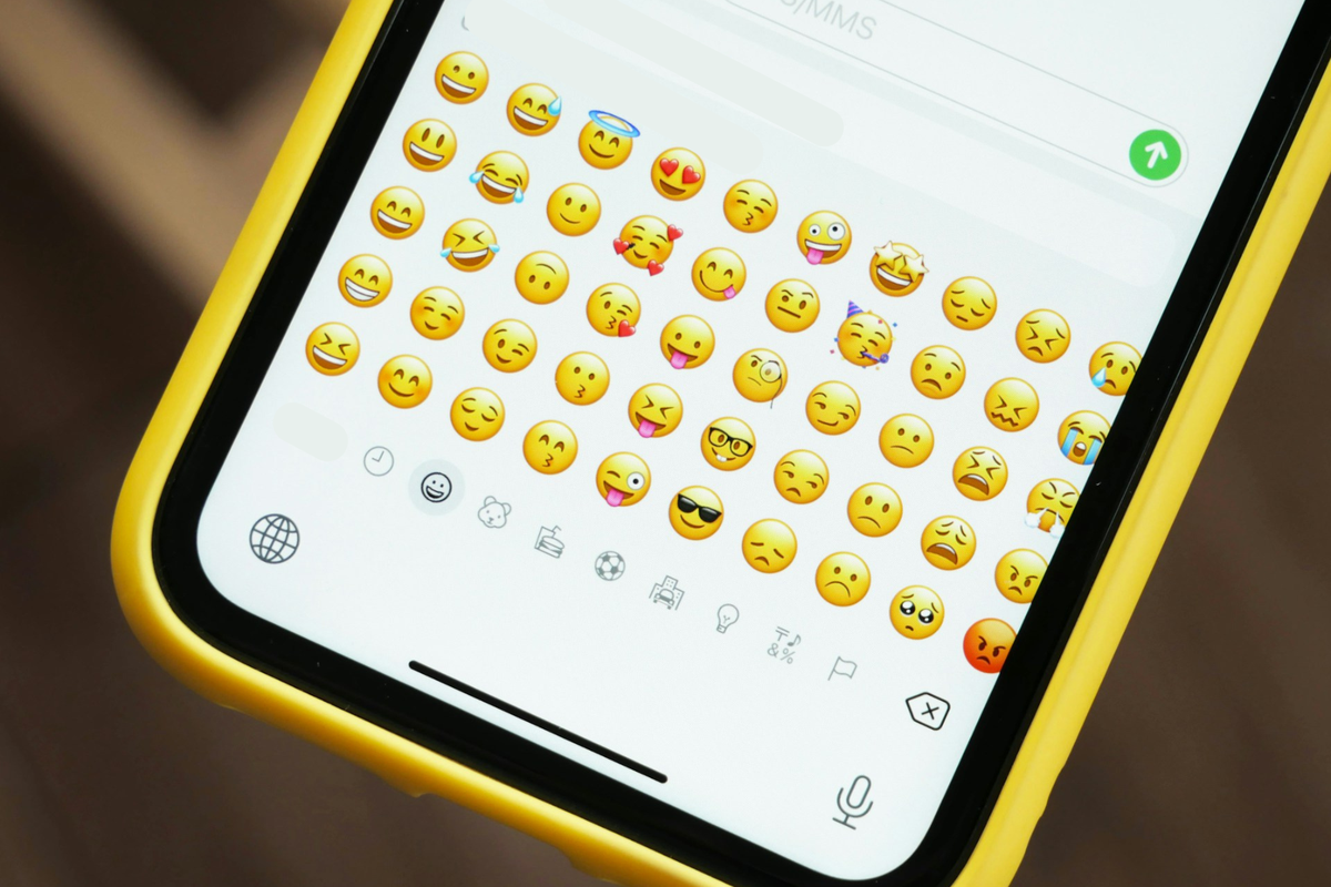 emoji, WhatsApp, arti emoji WA, Arti emoji WhatsApp, 50 Emoji WhatsApp yang Sering Dipakai dan Artinya, 1. Emoji wajah tersenyum lebar menyeringai, 2. Emoji wajah menyeringai dengan mata tersenyum, 4. Emoji wajah menyeringai dengan keringat, 5. Emoji tertawa dengan air mata kegembiraan, 6. Emoji tertawa terbahak-bahak, 7. Emoji wajah tersenyum kecil, 8. Emoji wajah mengedipkan mata, 9. Emoji wajah tersenyum dengan mata tersenyum, 10. Emoji wajah tersenyum dengan lingkaran biru, 11. Emoji wajah tersenyum berhias banyak hati, 12. Emoji wajah tersenyum dengan mata berbentuk hati, 13. Emoji wajah mencium dengan hati, 14. Emoji wajah mencium, 15. Emoji wajah tersenyum hangat, 16. Emoji wajah mencium dengan mata tertutup, 17. Emoji wajah mencium dengan mata tersenyum, 18. Emoji wajah tersenyum dengan air mata, 19. Emoji wajah tersenyum setengah, 20. Emoji wajah menikmati makanan, 21. Emoji wajah dengan lidah menjulur, 22. Emoji wajah dengan mata berkedip dan lidah menjulur, 23. Emoji wajah konyol, 24. Emoji wajah dengan menyipitkan mata dan lidah menjulur, 25. Emoji wajah tersenyum dengan tangan terbuka, 26. Emoji wajah dengan tangan menutup mulut, 27. Emoji wajah dengan mata terbuka dan tangan menutup mulut, 28. Emoji wajah dengan mata mengintip, 29. Emoji wajah menyuruh diam, 30. Emoji wajah berpikir, 31. Emoji wajah dengan tangan memberi hormat, 32. Emoji wajah mengiler, 33. Emoji memakai topi koboi, 34. Emoji wajah berpesta, 35. Emoji wajah senyum dengan memakai kacamata hitam, 36. Emoji wajah kutu buku, 37. Emoji wajah dengan memakai satu lensa bundar, 38. Emoji wajah terbalik, 39. Emoji wajah meleleh, 40. Emoji wajah dengan mulut teritsleting, 41. Emoji wajah dengan alis terangkat, 42. Emoji wajah garis putus-putus, 43. Emoji wajah yang tertutupi awan, 44. Emoji wajah tidak senang, 45. Emoji wajah dengan hidung panjang, 46. Emoji tanpa mulut, 47. Emoji kepala pecah, 48. Emoji wajah dengan kepala dibalut, 49. Emoji wajah dengan masker, 50. Emoji wajah yang gigih