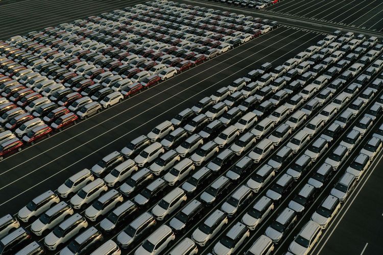 Industri Otomotif Indonesia, penjualan mobil Indonesia, pertumbuhan kendaraan listrik, pasar mobil ASEAN, penjualan mobil Malaysia, malaysia kalahkan indonesia, Pertama Dalam Sejarah, Penjualan Mobil Malaysia Kalahkan Indonesia, Malaysia Ambil Alih Tahta ASEAN, Indonesia: Populasi Besar Tak Lagi Jaminan Pasar, Vietnam Tumbuh Pesat, Siap Salip Filipina, Thailand Bangkit Lewat EV, Tapi Jepang Mundur Perlahan, Kesimpulan: Pergeseran Kekuatan Otomotif ASEAN