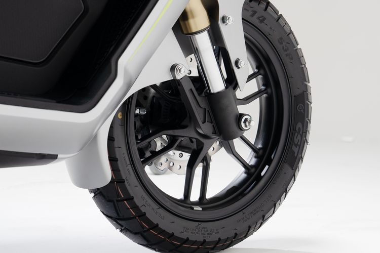 skutik, adventure, QJMotor, pengereman, harga, Adventure, Skutik, Pengereman, Tambah Varian, Ini Bedannya QJMotor Fort 250 Adventure CBS dan ABS