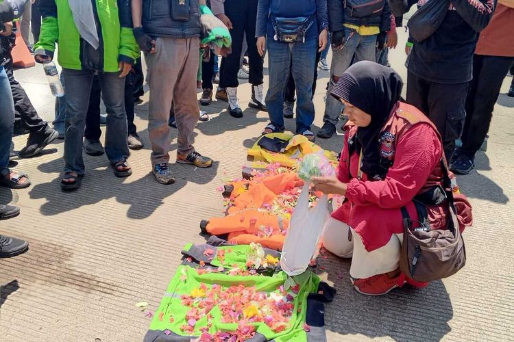 Brimob, ojol, ojol meninggal, ojol dilindas brimob, affan kurniawan, demo 29 agustus 2025, affan kurniawan ojol, kronologi ojol terlindas, Demo Ojol Banten Tuntut Transparansi Pengusutan Kasus Tewasnya Affan Kurniawan