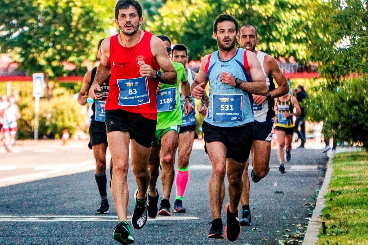 Ingin Ikut Race Lari Pertama Kali? Ini 6 Tips yang Perlu Diperhatikan, 1. Pilih target yang realistis, 2. Fokus pada proses latihan, 3. Perhatikan teknik lari, 4. Latih kekuatan dan daya tahan tubuh, 5. Manfaatkan dukungan komunitas, 6. Jadikan lari sebagai proses yang menyenangkan