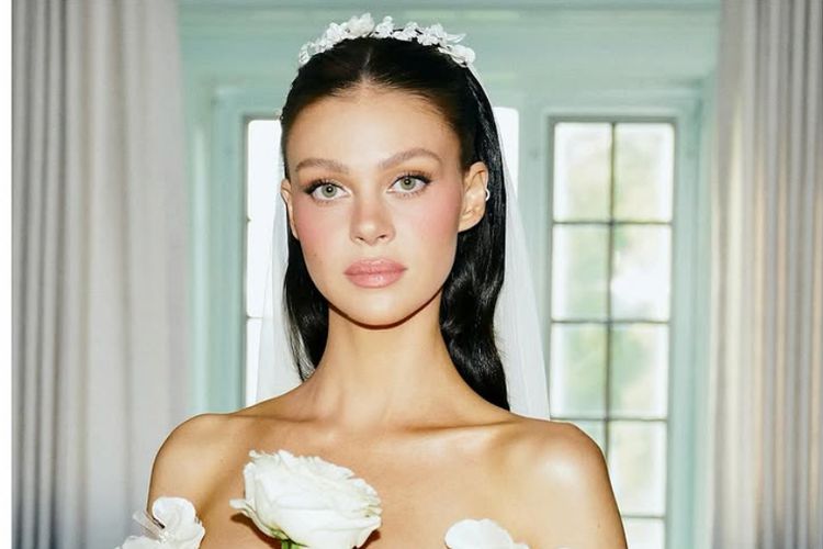 Brooklyn Beckham, Victoria Beckham, Benarkah Victoria Beckham Membatalkan Gaun Pernikahan Nicola Peltz di Menit Terakhir?, Gaun Valentino yang menjadi sorotan, Klaim “eleventh hour” dari Brooklyn, Video lama dan cerita perjalanan ke Roma, Penjelasan stylist: Proses couture setahun, Polemik gaun pernikahan kembali disorot