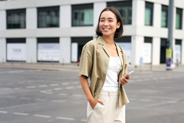 lebih tua, Warna baju yang bikin tua, Beige, nude, beige, Ungu, warna baju yang bikin tua, warna pakaian yang harus dihindari, warna yang bikin tua, warna yang bikin kelihatan tua, pink salmon, warna baju yang harus dihindari, 5 Warna Baju Ini Bisa Membuat Penampilan Terlihat Lebih Tua, Hati-hati Pilih Outfit, 1. Terlalu banyak warna hitam dan abu-abu, 2. Warna pastel yang terlalu lembut, 3. Beige atau nude yang kusam, 4. Pink salmon yang terlalu cerah, 5. Warna ungu yang kurang cocok