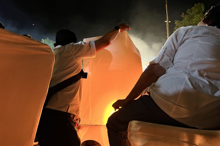 Festival Lampion Waisak 2025, Festival Lampion Waisak Borobudur, festival lampion waisak borobudur 2025, festival lampion waisak 2025, tiket festival lampion borobudur 2025, Acara Masih Sebulan Lagi, Tiket Festival Lampion Waisak 2025 di Borobudur Sudah Ludes