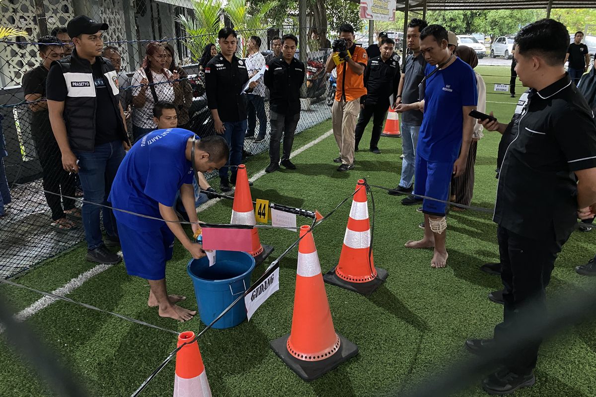 Indramayu, Rekonstruksi pembunuhan, pembunuhan satu keluarga, rekonstruksi pembunuhan, pembunuhan di indramayu, pembunuhan keluarga di Indramayu, pembunuhan satu keluarga di indramayu, pembunuhan haji sahroni, pembunuhan haji sahroni indramayu, pembunuhan keluarga sahroni di indramayu, Sebelum Dibunuh, Bocah 7 Tahun Ini Diberi Susu oleh Pelaku Pembunuhan Satu Keluarga Indramayu