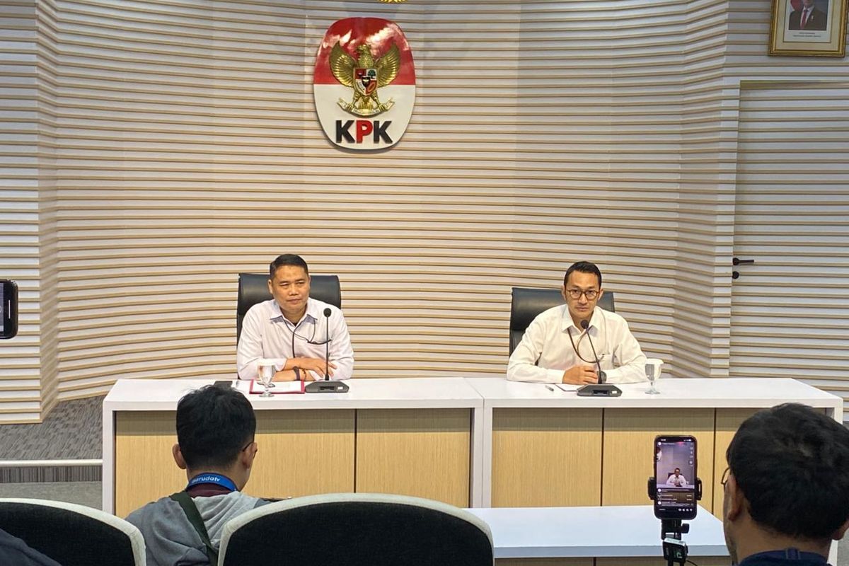 KUHAP baru, Patuhi KUHAP Baru, KPK Tidak Tampilkan Tersangka OTT di Konferensi Pers, Alasan KPK Tak Tampilkan Tersangka, KUHAP Baru Berlaku Januari 2026, Penetapan Tersangka Kasus Pajak, Penahanan dan Latar Belakang OTT