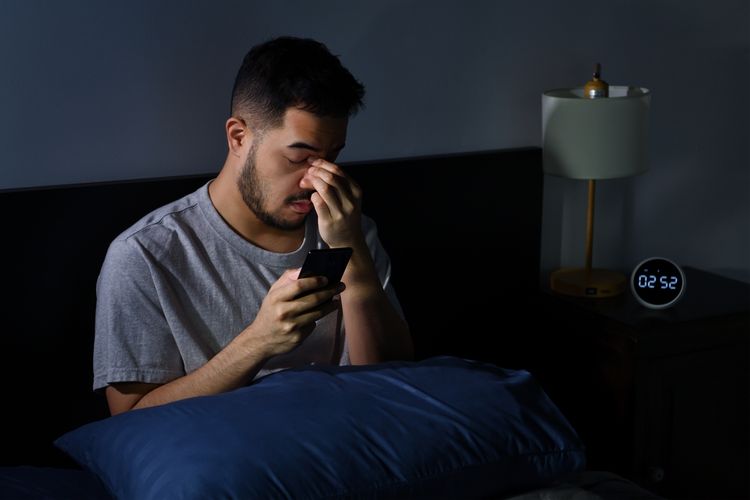 Tidur, tidur, insomnia, cara tidur nyenyak, terbangun tengah malam, sering terbangun tengah malam, cara tidur setelah terbangun, cara tidur lagi setelah terbangun, cara tidur lagi setelah terbangun tengah malam, tidur terbangun tengah malam, tidur terbangun bangun, 6 Cara Tidur Kembali Saat Terbangun Tengah Malam, 1. Cognitive shuffling (pengacakan kognitif) untuk mengalihkan pikiran, 2. Sensory grounding (pemfokusan indera) untuk mengembalikan fokus ke tubuh, 3. Membayangkan tempat yang familiar dan netral, 4. Teknik pernapasan dan menghitung angka, 5. Menuliskan pikiran untuk mengosongkan kepala, 6. Bangun dari tempat tidur jika tak kunjung terlelap
