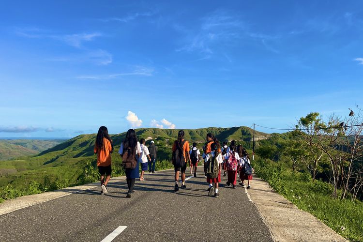 Wisata Sumba, Wisata Sumba Timur, bukit tanarara sumba timur, bukit tanarara foto, Anak Sekolah dan Jalanan Terindah di Bukit Tanarara Sumba