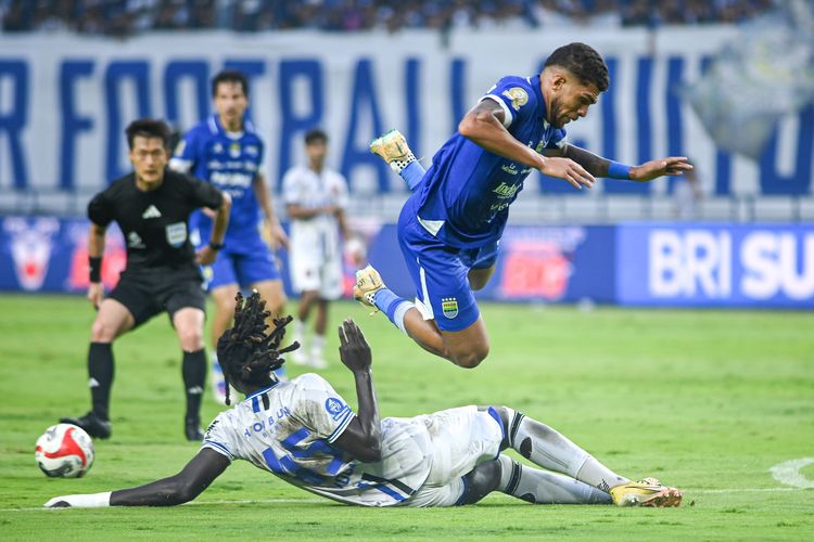 Persib, Super League 2025-2026, Persib juara, BERITA FOTO Persib Hattrick Juara, Angkat Piala di GBLA