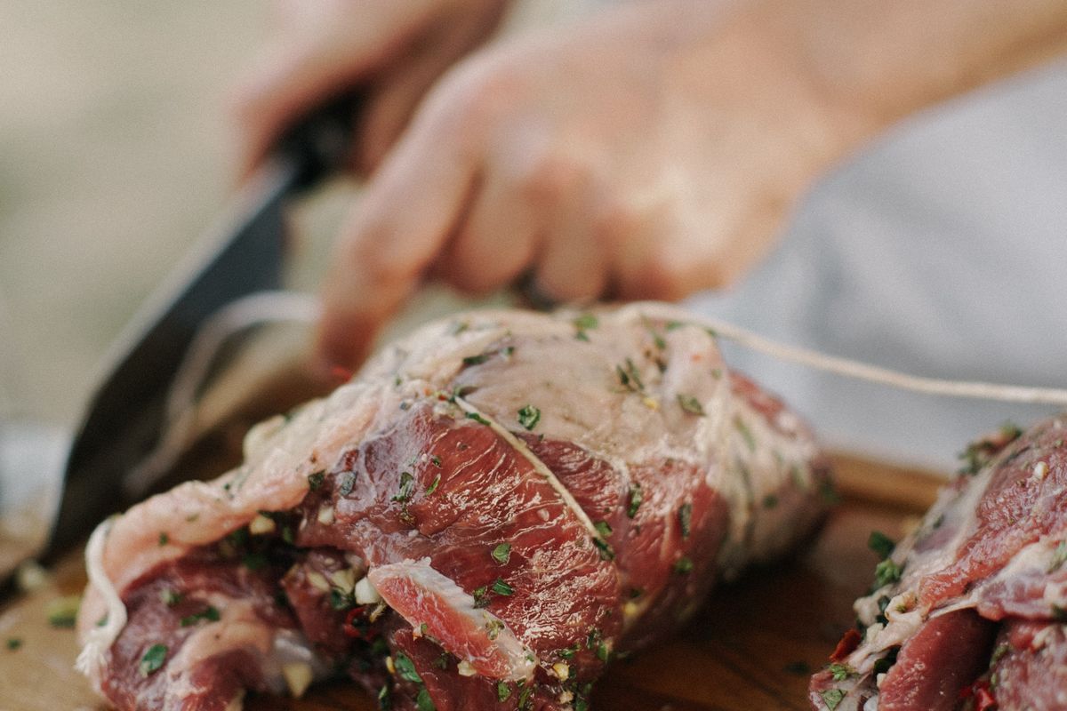 daging, Mencuci Daging, Memasak Daging, Ini 5 Tips Mengolah Daging Agar Nutrisinya Tak Hilang, 1. Hindari Mencuci Daging Mentah dengan Air Mengalir, 2. Lakukan Proses Thawing (Pencairan) dengan Aman, 3. Gunakan Talenan Khusus (Jangan Dicampur!), 4. Jangan Memasak Daging Terlalu Lama (Overcooked), 5. Berikan Jeda Waktu Sejenak Setelah Daging Matang (Resting)