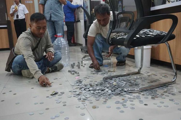 Jawa Timur, PBB-P2, Bupati Jombang, Tarif PBB-P2, Warga Jombang Protes Kenaikan PBB-P2 Bupati Janjikan Keringanan, Warga Jombang Protes Kenaikan PBB-P2, Bupati Janjikan Keringanan, Komitmen Tidak Menaikkan PBB-P2, Kebijakan Kenaikan Tarif Berdasarkan Perda, Kenaikan Signifikan Tarif PBB-P2, Pengajuan Revisi Tarif PBB-P2, Protes Warga dengan Uang Koin