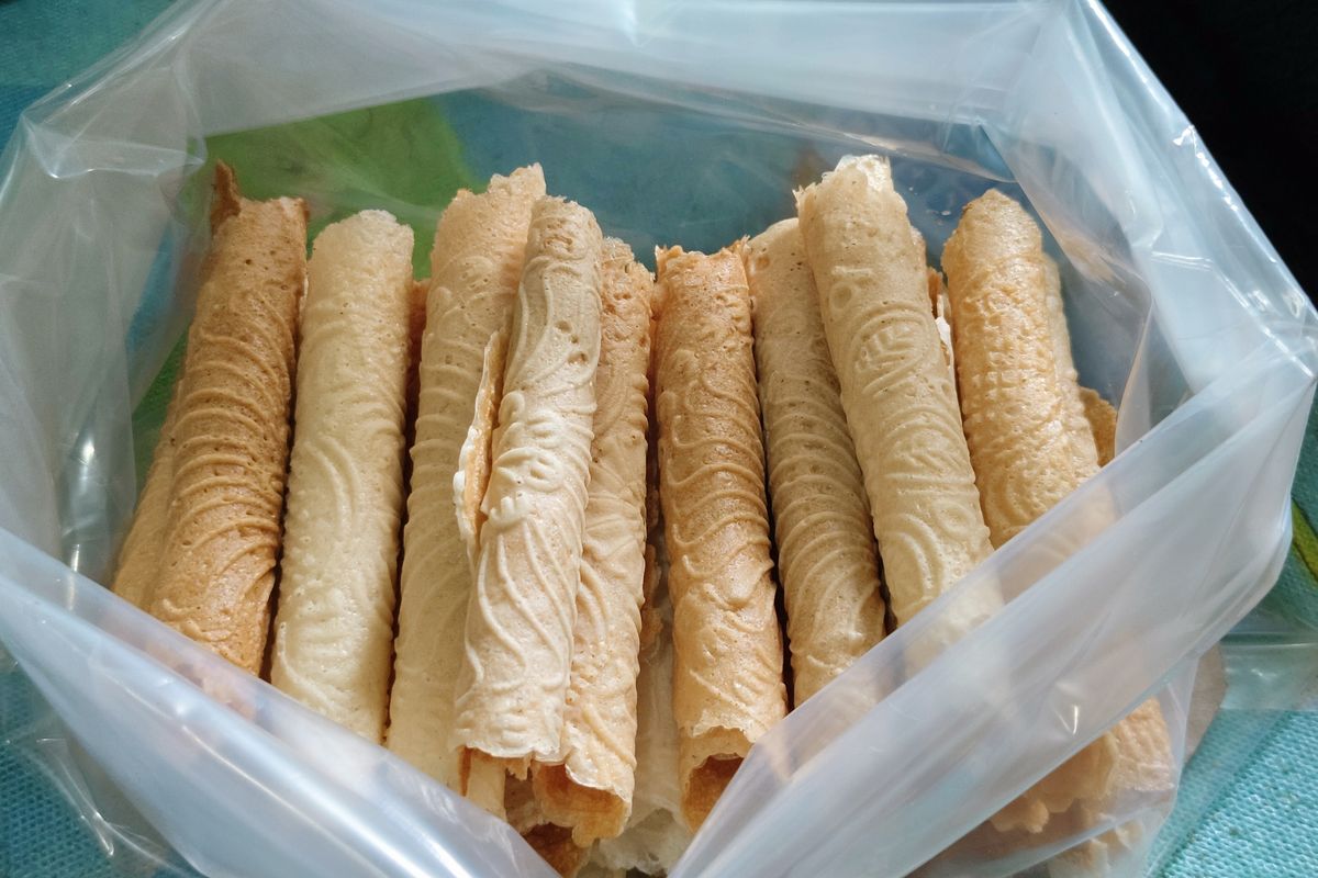 kue sapik asli Minang, 4 Tips Membuat Kue Sapik Khas Minang, Renyah Anti Lengket, 1. Jangan aduk adonan pakai mikser, 2. Perhatikan urutan adonan, 3. Olesi alat pencetak kue dengan minyak , 4. Jangan basuh alat pencetak dengan air