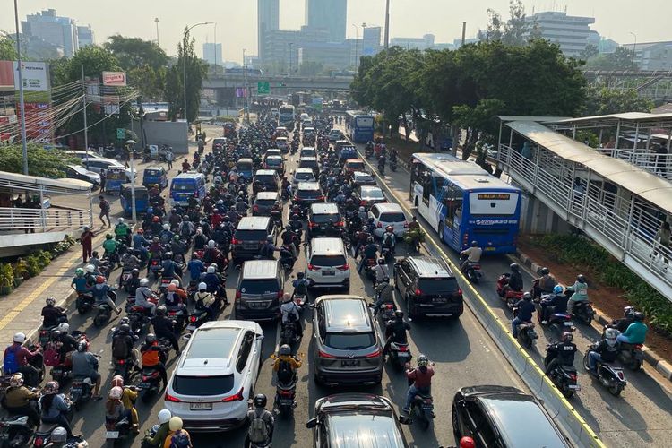 mobil, mobil matik, matik, auto hold, Pakai Fitur Auto Hold di Lampu Merah, Bikin Boros Konsumsi BBM?
