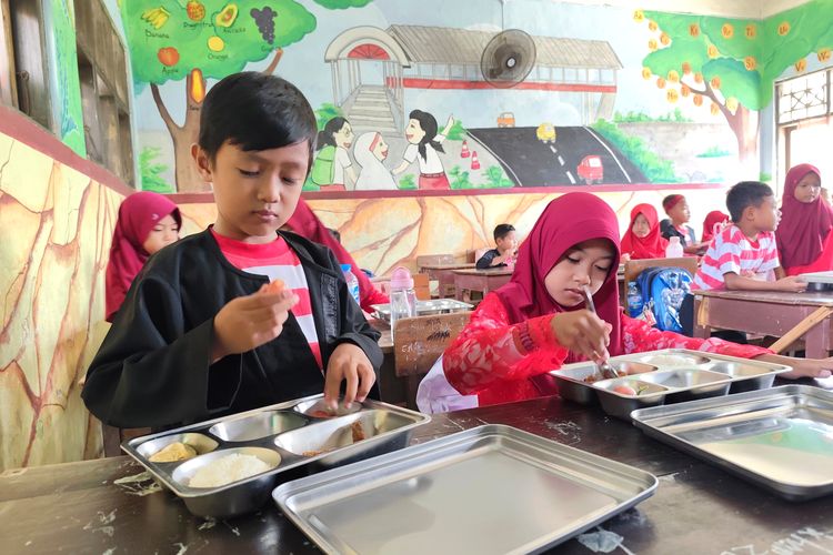 Bangkalan, ulat di mbg, MBG di bangkalan, mbg di bangkalan ada ulat dan belatung, Ada Ulat di MBG Bangkalan, SPPG Akui Lalai tapi Sebut Aman Dikonsumsi, Jenis Ulat Bisa Dikonsumsi dan Kaya Protein, Proses Masak Sudah Sesuai Prosedur, Tanggapan Pihak Sekolah, Foto Kasus Ulat di Menu MBG Beredar di Grup WhatsApp